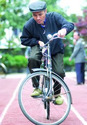 自行車(chē)在慢騎比賽中感受樂(lè)趣